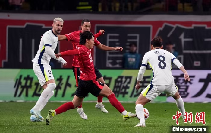 四名藏族少年携火神杯开启2025中超征程