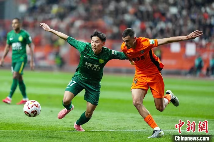 四名藏族少年携火神杯开启2025中超征程