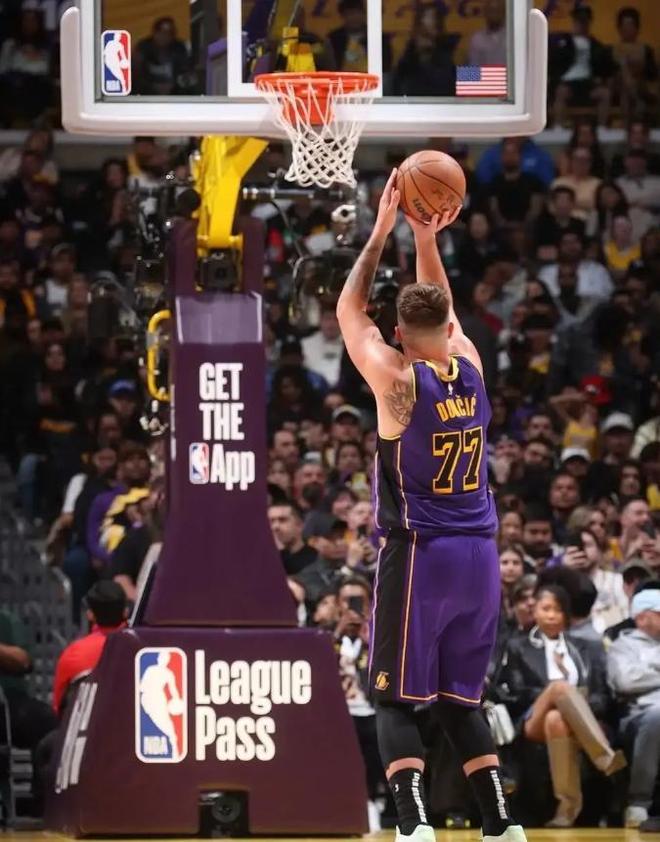 东契奇27岁创NBA三分纪录 超越库里成最年轻1600三