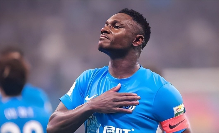 大连英博中超两连败引援策略受质疑 中锋位置成