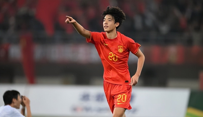 大连英博中超两连败引援策略受质疑 中锋位置成