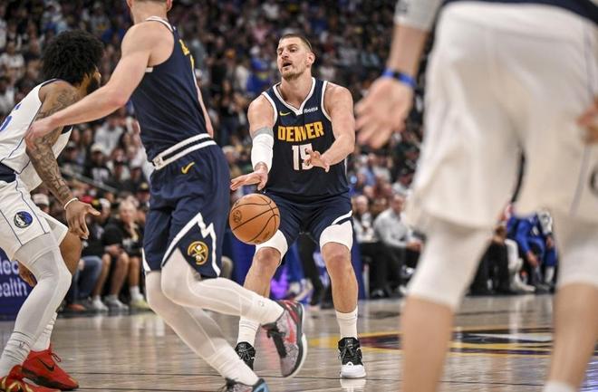 约基奇三双引领掘金大胜独行侠 穆雷狂砍53分助